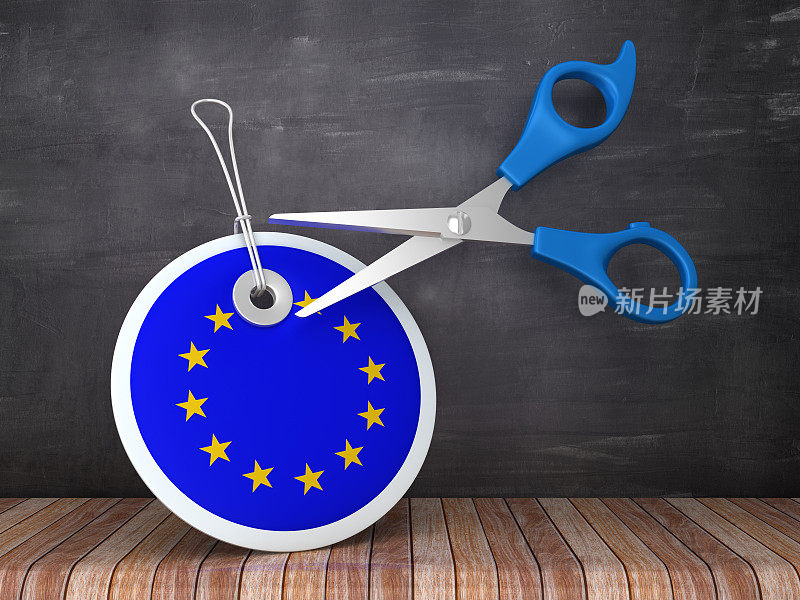 欧盟旗帜圆形价格标签与剪刀在黑板背景- 3D渲染